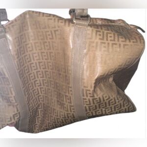 UNISEX Patterned DUFFLE BAG. VERY NICESIZE. No name listed. EXCELLENT CONDITION